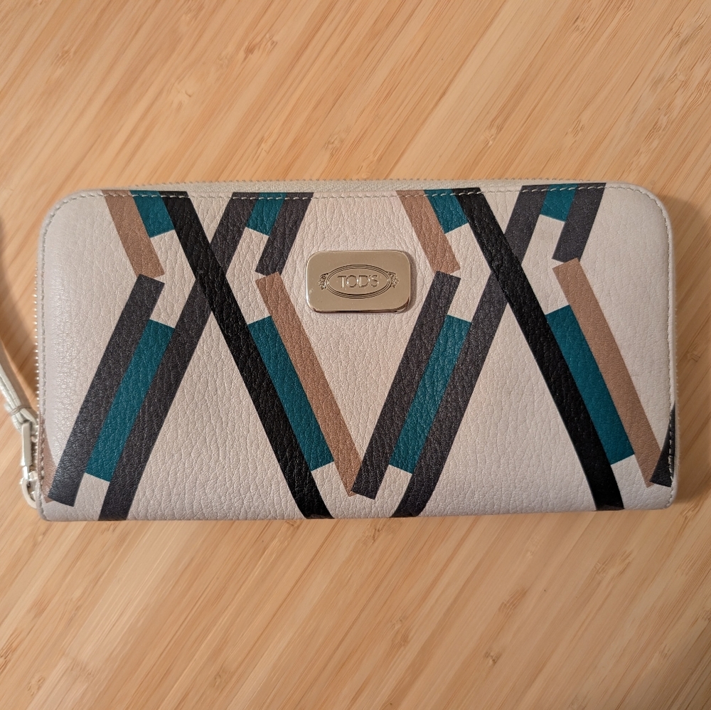 Tod's Ivory/Beige Leather Wallet With Geometric Pattern And Silver Hardware